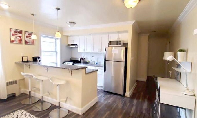 Industry Apartment | 1715 4F · Contemporary Modern Apt/Parking Avail-20Min to NYC