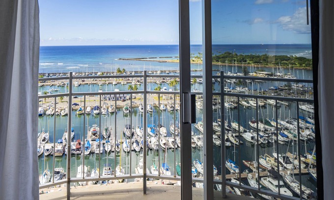 Waikiki Condo | 17th floor cozy 1BDR facing Ala Wai Yacht Harbor with full kitchen, a balcony