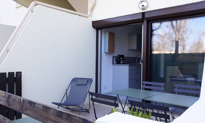 Marseillan Apartment | 18 m2 studio apartment with direct beach access.