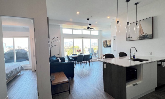 South Pandosy Apartment | ⭐️ 180°⛰️ Mt. View Penthouse 🌟 Huge Balcony 3 🛏 2 🛁 2 Parkings