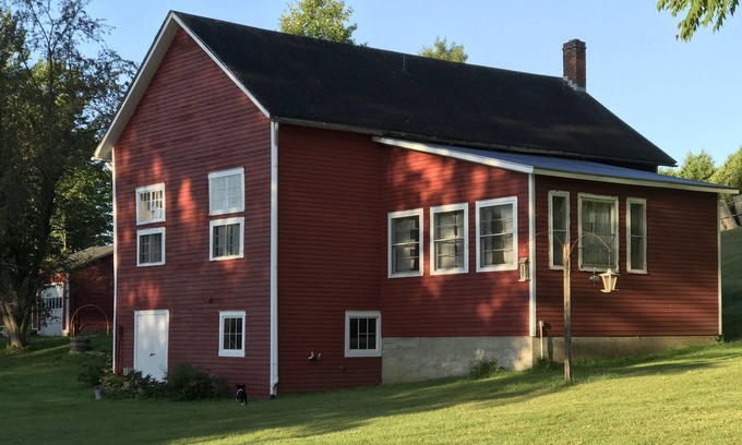 Pittsford House | 1806 Carriage House with antiques, fireplace, luxury sheets and down comforters.
