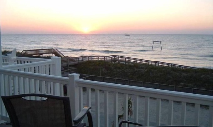 Surf City House | 182 REVIEWS 10 EXCEPTIONAL 150 FEET TO OCEAN-NEWLY RENOVATED-BEAUTIFUL VIEWS!