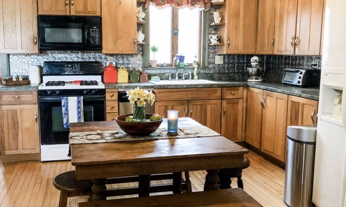 Thompson Other | 1820’s Farmhouse near Elk Mountain Ski Resort- 2 Bed 2.5 Bath