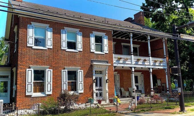 Mechanicsburg House | 1830s Estate in Historic Downtown Mechanicsburg