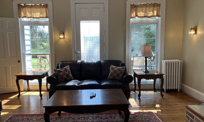 Milford House | 1860 Spencer House - 6 bedroom/6 bath home, 10 minutes to Dreams Park
