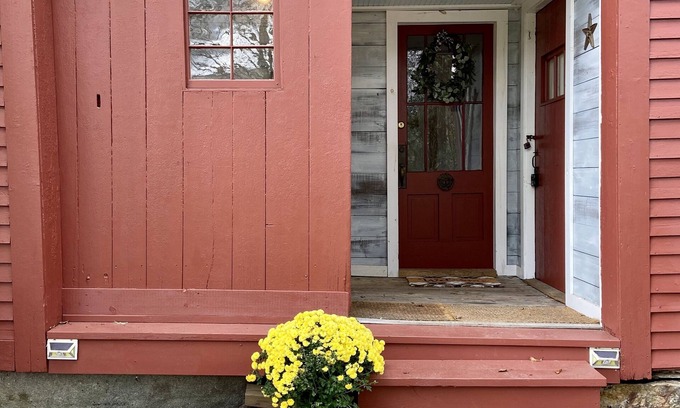 Chester Depot House | 1868 CARRIAGE HOUSE-QUAINT + COZY-LESS THAN 20 MIN TO OKEMO!