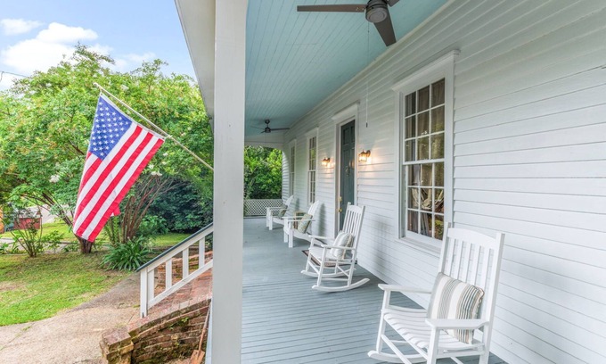 Natchez House | 1880's Cozy Cottage, close to Historical Downtown. Sleeps up to 6n3B3B-pets OK