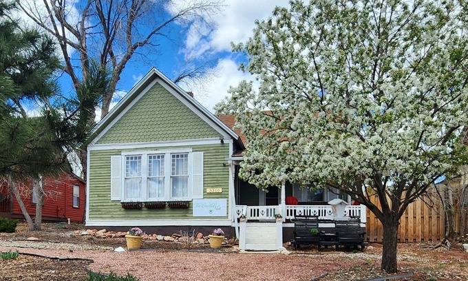 West Colorado Springs Cottage | 1880's home between Manitou & Old Colorado City. Walk to Garden of the Gods!