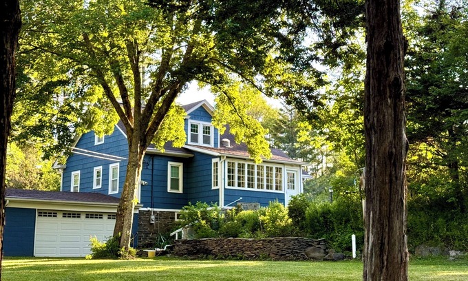 Saugerties House | 1890 CapeCod 4 family & friends: hot tub, FP, pets