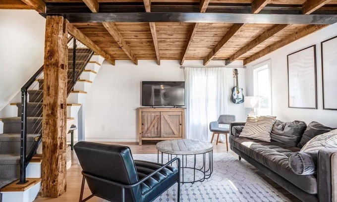 New Paltz House | 1890 Modern-Industrial Farmhouse *Mountain Views *1 minute walk to Rail Trail