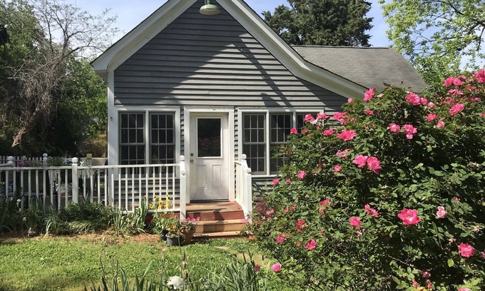 Hillsborough House | 1898 Mill House in Historic District: Lunarose Cottage and Artist Retreat