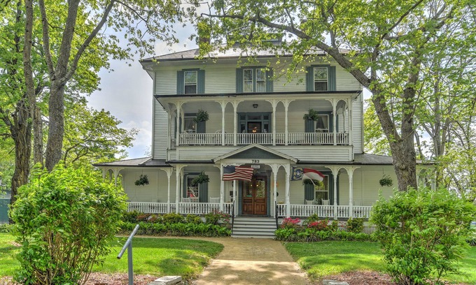 Hendersonville Bed & Breakfast | 1898 Waverly Inn