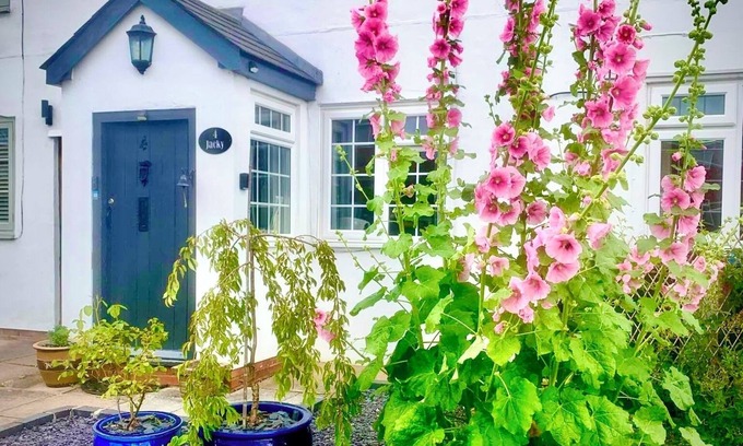 Snitterfield Cottage | 18th Century Cottage with Stunning Farmland Views