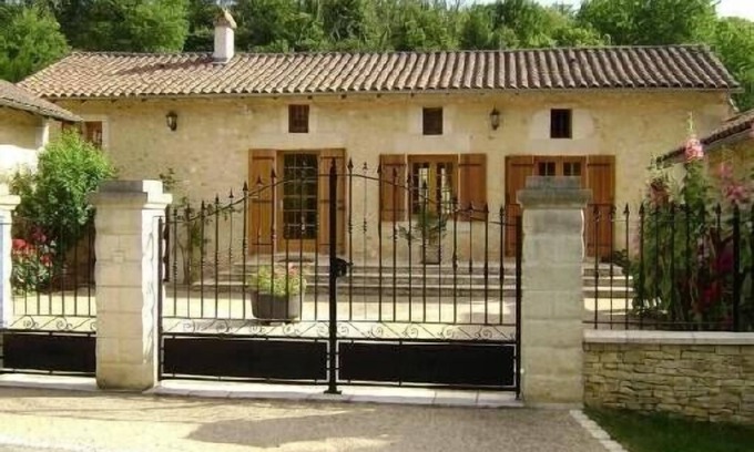 Chateau-l'Eveque House | 18th century farmhouse, fully renovated, quiet, well equipped.