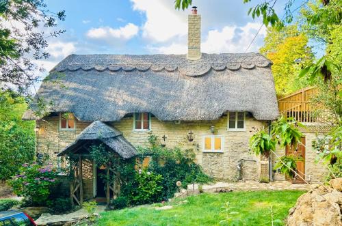 Gillingham House | 18th Century Historic Thatched Cottage 2 Bed 2 Bath