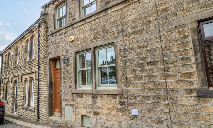 Holmfirth House | 19 The Village