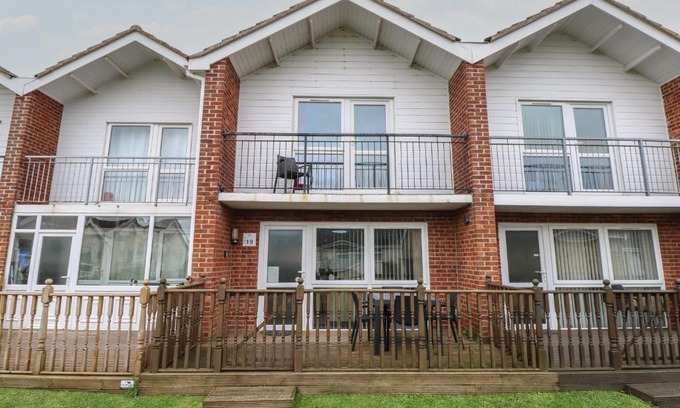 Corton House | 19 Waterside Park