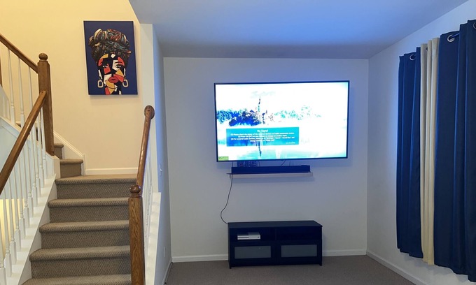Yeadon House | 1900 sq/ft of space, 3 Bedrooms/3 Levels Townhouse/beautiful quiet neighborhood.