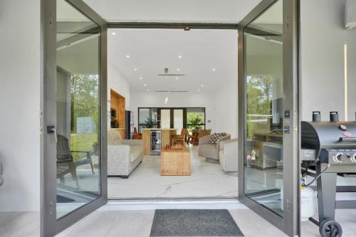 Rural Estates House | 1902 Della Dr