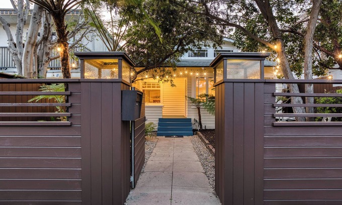 Venice House | 1908 Bungalow - Amazing Location! Amazing Reviews!