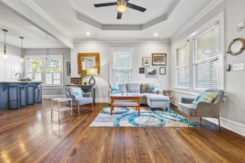 Lake Claire House | 1920s Bungalow with King bed WIFI Fenced backyard
