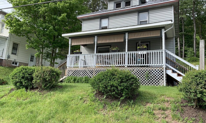 Livingston Manor House | 1920’s charm. In-town retreat. Great for fly fishermen! Pet Friendly