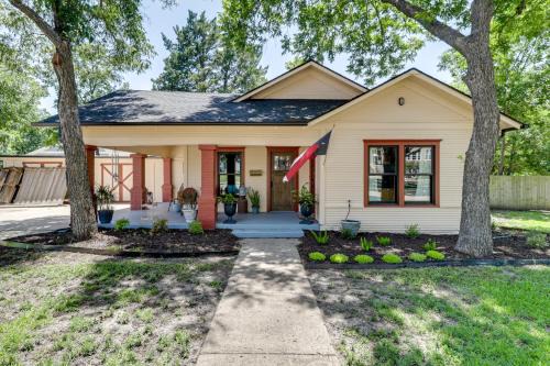 Waxahachie House | 1925 Craftsman Bungalow - 1 Mi to Dtwn Waxahachie!
