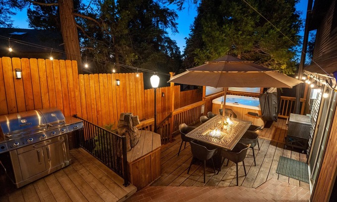 Twin Peaks Cabin | 1928 Cabin, Hot Tub, Deck, Perfect Family Retreat!