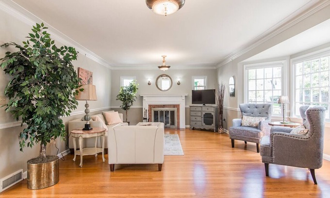 McMinnville House | 1939 Vintage House~Linfield/Historic Downtown, Outdoor Fireplace, Dog-Friendly