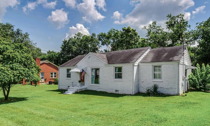 Donelson House | 1950's Brick Rancher - 4 Bedroomn