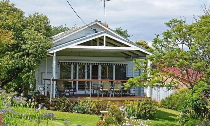 Portarlington Cottage | 1950s Bayfront Classic With Glistening Water Views