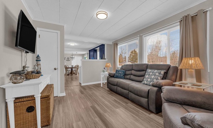 Lexington House | 1954 Oar House - Cozy Beach Home w Beach Access!