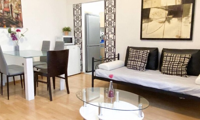 Prenzlauer Berg Apartment | 1A location-3Room- S-U station Schönhauser Allee. Historical location. Child friendly
