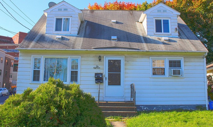 Albany Apartment | 1bd apt, 2 min walk to Albany med, off street parking and washer/dryer
