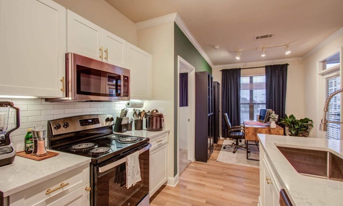 Houston Apartment | 1BD Luxury in Heart of Houston w Pool, Gym & More!