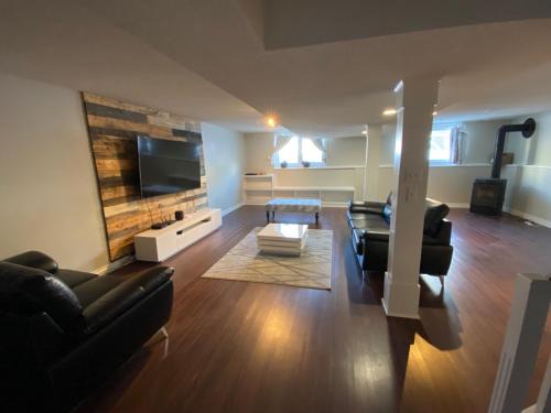Yellowknife House | 1Bed Cozy Retreat & Spacious Lounge