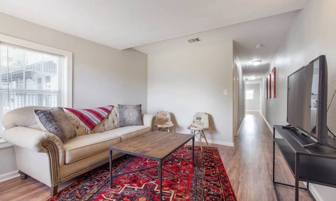 Beacon Hill Condo | 1BR & 1BA furnished Apt- Washer/Dryer- Fully Equipped Kitchen- Monthly Rental