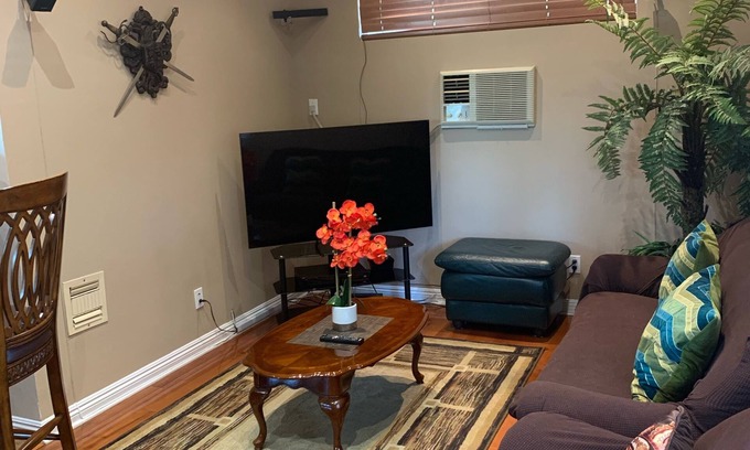 Warner Center House | 1BR 1BA Private Guest Suite, Self-Check In, Netflix near Woodland Hills Village