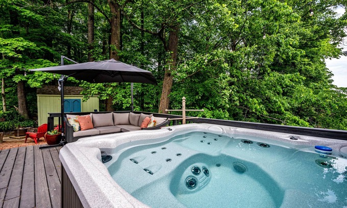 Helmsburg Cabin | 1BR, 1BA
