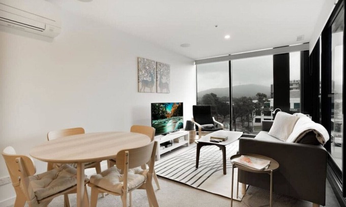Braddon Apartment | 1Br Braddon retreat with mountain views close to restaurants & bars