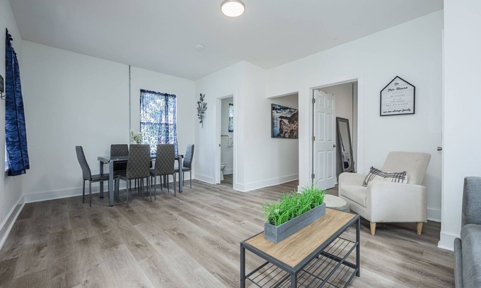 South Pensacola Cottage | 1BR Cozy & Convenient Near All Pensacola Offers