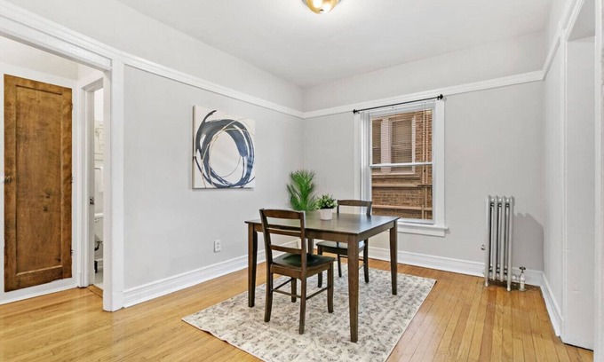 Rogers Park Apartment | 1BR Explore Town or Walk to the Beach Loyola Park