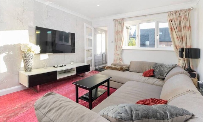 Runnymede House | 1BR House in Addlestone Your Perfect Retreat