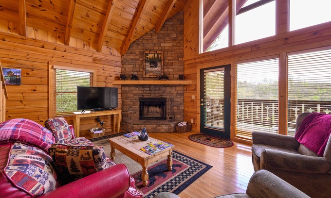 Gatlinburg - Pigeon Forge Cabin | 1BR private cabin close to downtown Gatlinburg & Pigeon Forge/Hot tub/Pool table