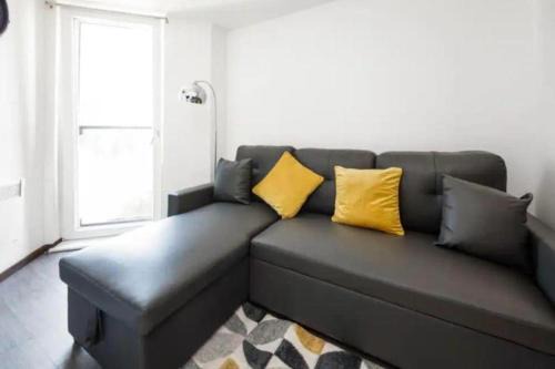 Bloxwich Apartment | 1BR-Sleeps4-Parking-ClosetoCentre