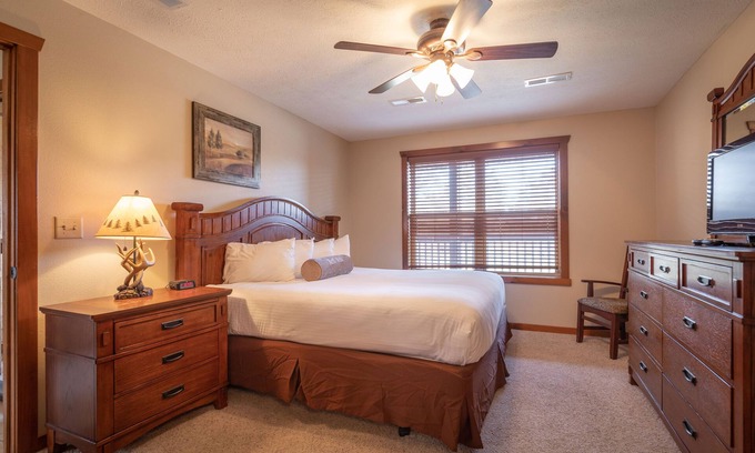 Indian Point Condo | 1BR Top Floor Condo w/Pool Access & Balcony