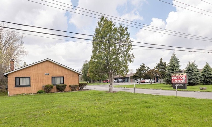 Riverview Apartment | 1BR w/Smart TV | AC | Self Check-in | MI