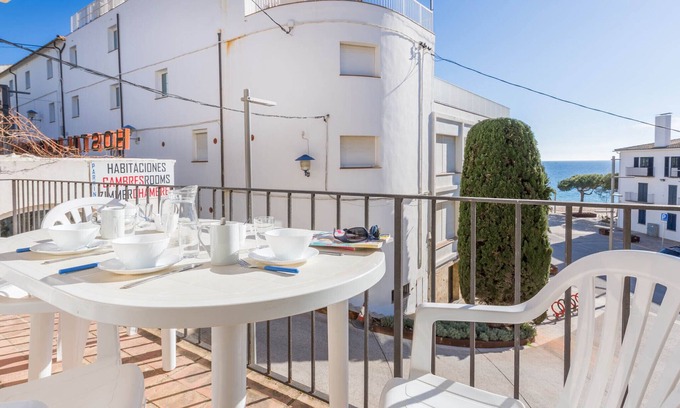Llafranc Apartment | 1MARS 01 - Simple 3 bedroom apartment located on the seafront of the beach of Llafranc