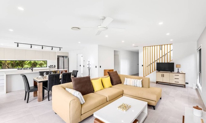 Upper Kedron House | 1min to Shop! BrandNew 4BR Modern Home Central A/C