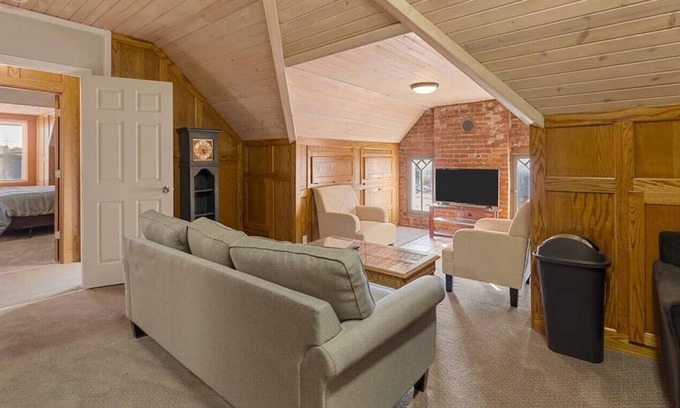 St. Charles Historic District House | 1st Capital Mansion -Daniel Boone Suite - 401
